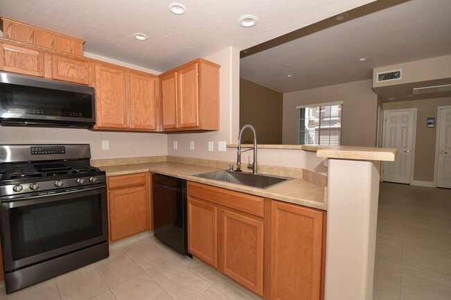 Building Photo - Fantastic 1 Bedroom Condo With Attached Ga...