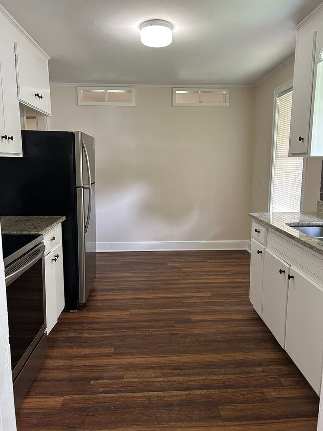 Building Photo - 2 Bedroom House off of Rosewood Available Now