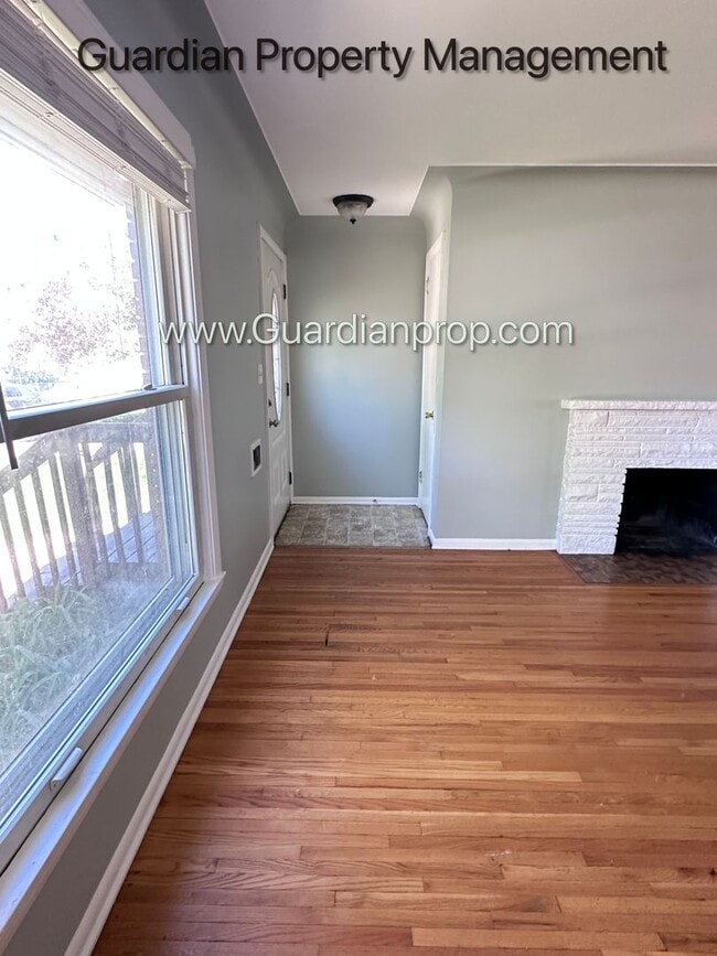 Building Photo - Crosstown Side By Side, Washer/Dryer In Unit, 1 Garage Space, Hardwood Floors, Dishwasher