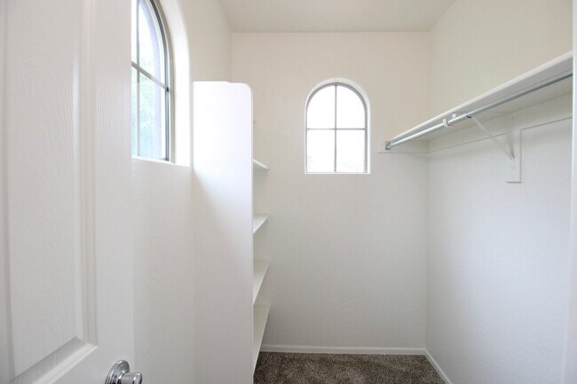 Building Photo - 3221 E Virgil Dr