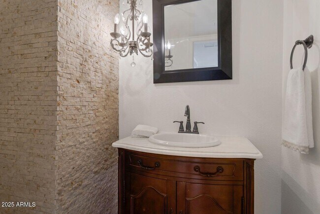 Building Photo - 4020 E Laurel Ln