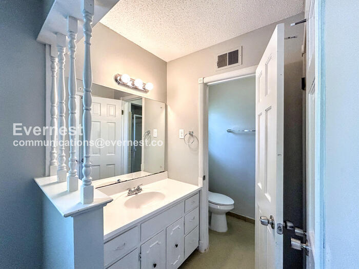 Building Photo - 2092 Hornsby Cove