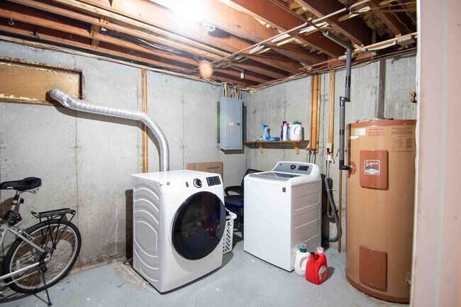 Building Photo - 2 Bedroom Condo Available August 1st