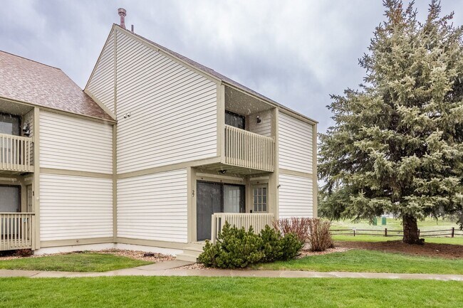 Building Photo - Conveniently Located Racquet Club Condo