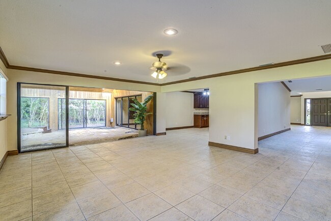 Building Photo - Extremely unique home in Palm Harbor for rent