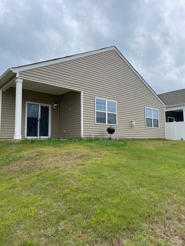 Building Photo - Spacious & Modern Ranch-Style Living
