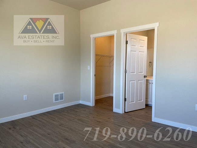 Building Photo - 753 E Springmont Dr