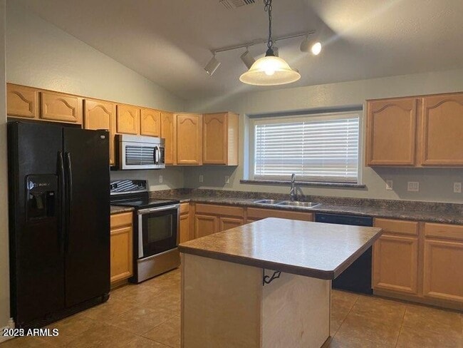 Building Photo - 533 E Angeline Ave