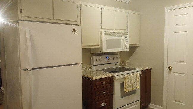 Fully Loaded Kitchen w/ Refrigerator, Stove, Oven, Microwave, Cooking and Eating Utensils - 2901 Westgate Dr