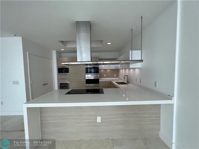 Building Photo - 17301 Biscayne Blvd