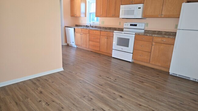 Kitchen / Dining - 616 East St S