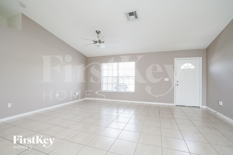 Building Photo - 2715 SW 1st Pl