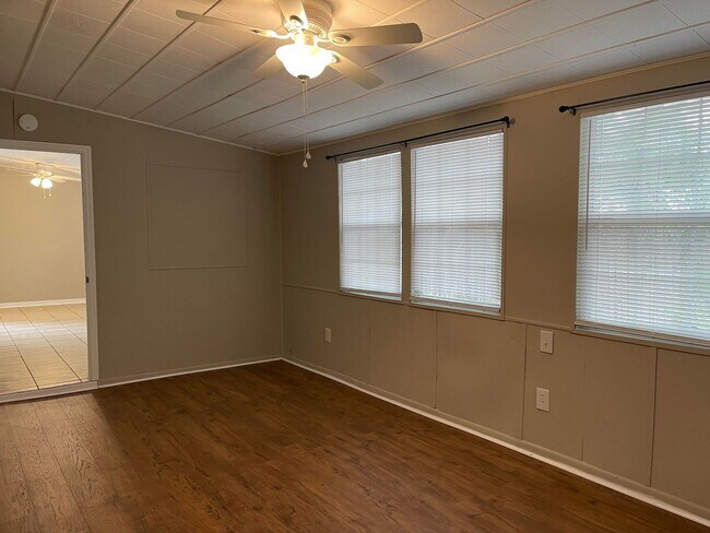 Building Photo - North Brandon Home with NO HOA and NO CARPET