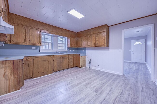 Building Photo - 257 N Pine Ave