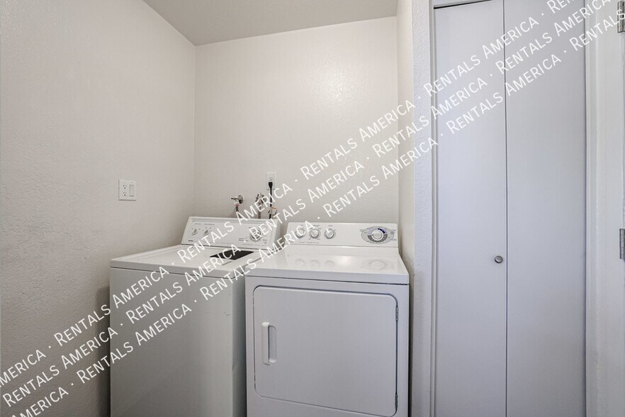 Building Photo - 1453 W Tonopah Dr