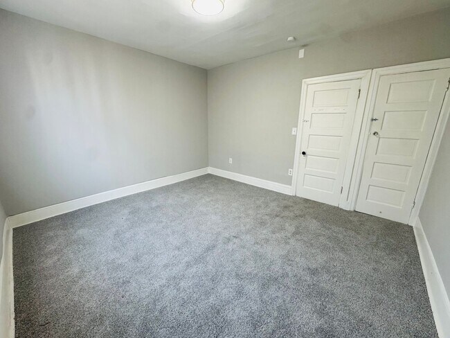 Building Photo - Remodeled 3bd/1 House with Rear yard!! SEC...
