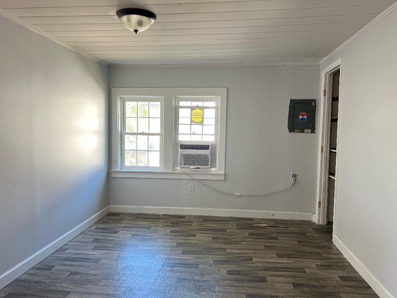 Building Photo - 406 8th Ave S