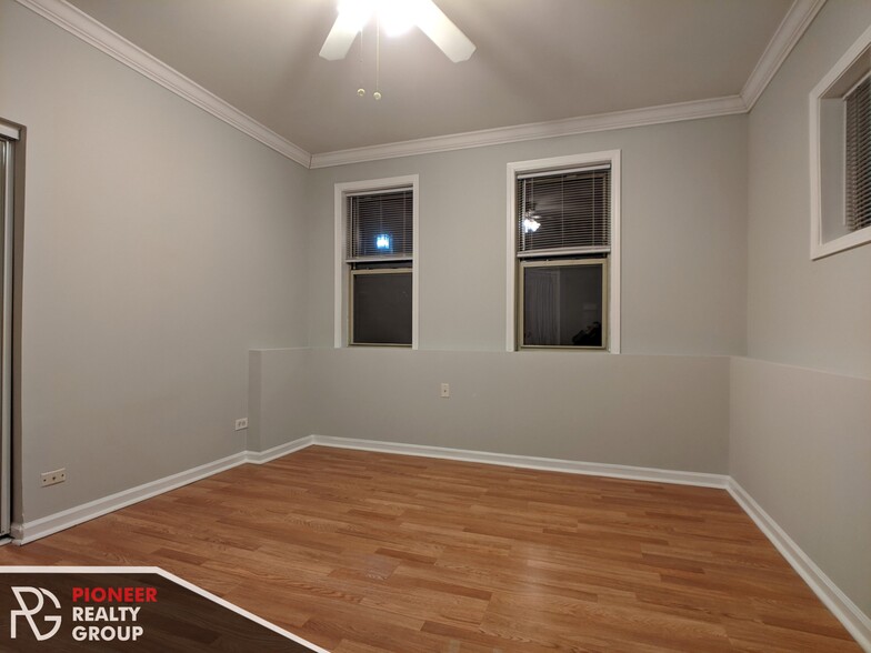 Building Photo - 540 W Surf St
