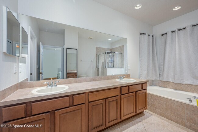 Building Photo - 2842 Glenridge Cir
