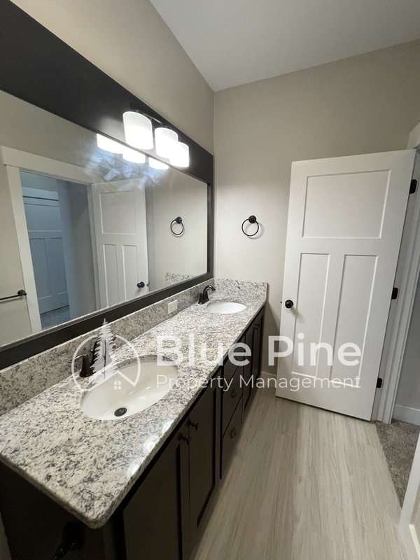 Building Photo - 700 S Saturn Ave