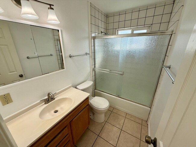 Building Photo - Charming 2-Bedroom Condo in Desirable Demu...