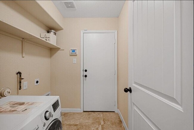 Building Photo - 8532 Harrier Dr