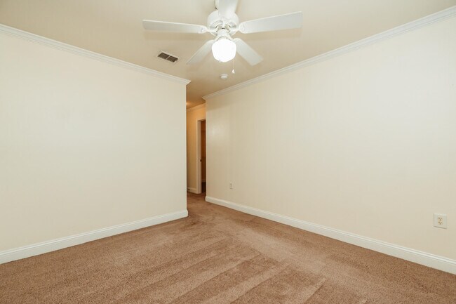 Building Photo - 748 Majestic Dr