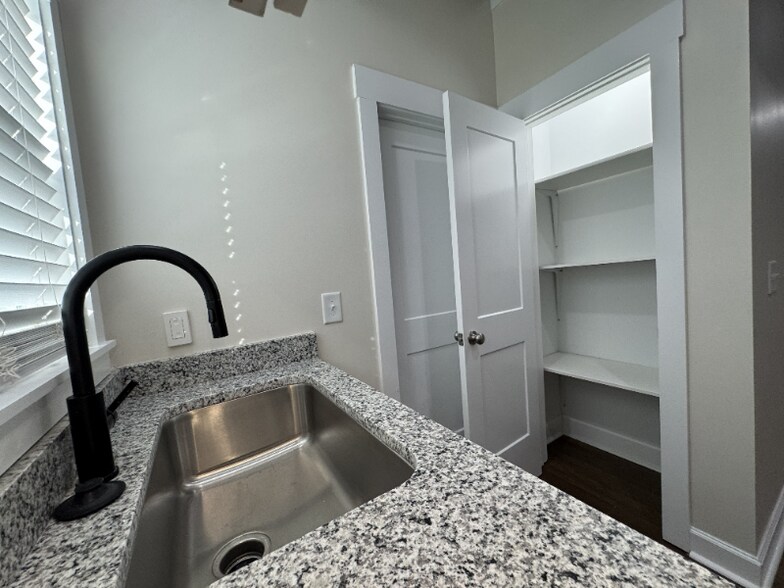 Building Photo - 630 Graham St