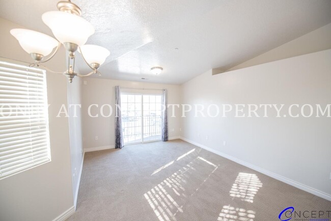 Building Photo - Beautiful 3 bedroom 2 bathroom includes a ...