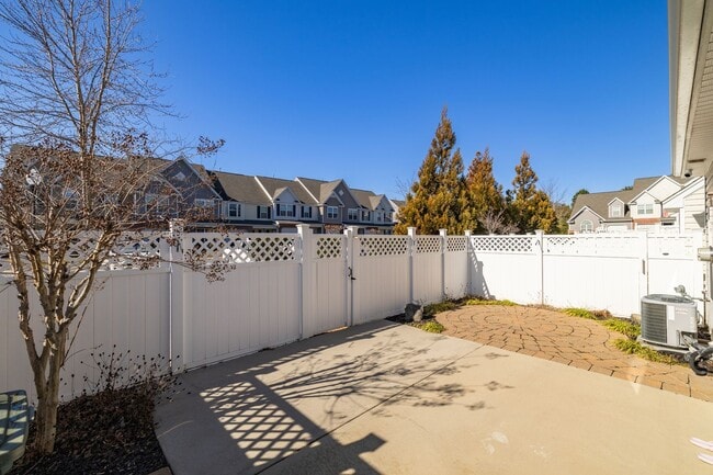 Building Photo - 3 Bedroom, 2 1/2 Bathroom End Unit Townhome in Greensboro