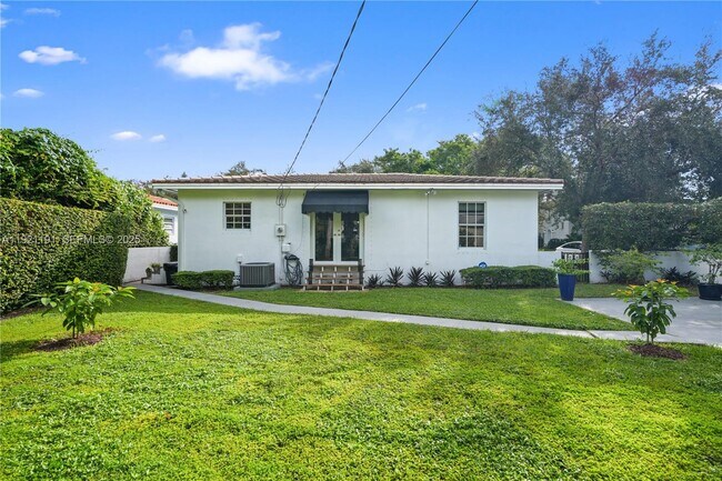 Building Photo - 924 El Rado St