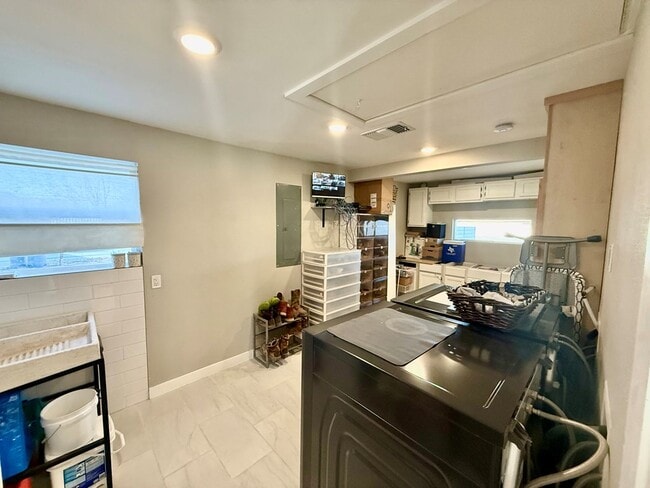 Building Photo - 200 Santa Rita Dr