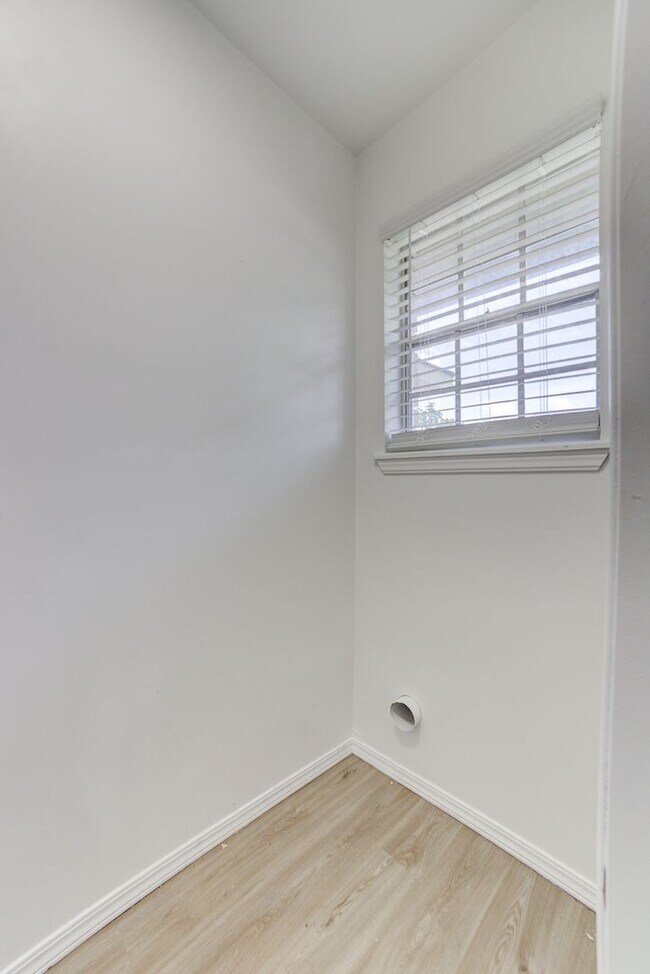 Building Photo - S 67th Ave E Duplex