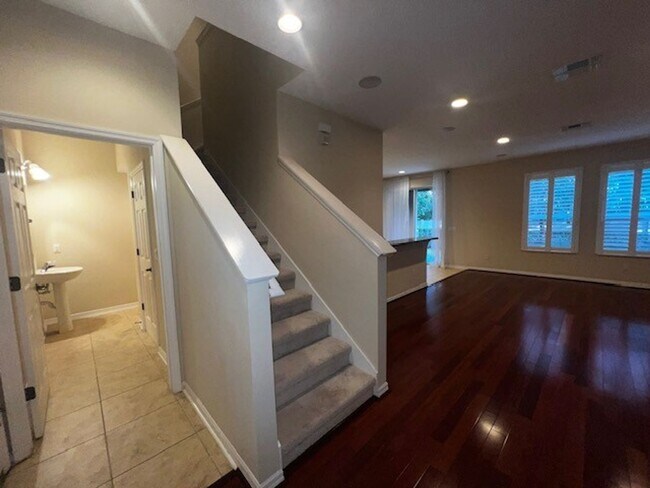 Building Photo - MOVE IN NOW-OVIEDO RENTAL!BEAUTIFUL 3 bd 2.5 bath townhome! 2 CAR ATTACHED GARAGE!FRESH PAINT! Wa...