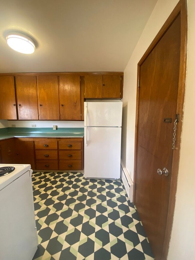 Building Photo - 2 bed 1 bath duplex. Less than 3 miles fro...