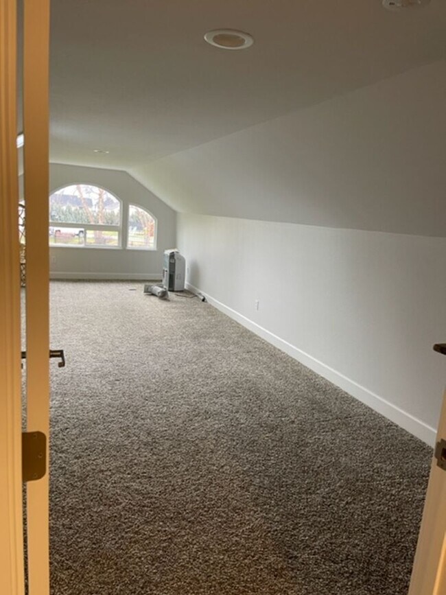 Building Photo - 1 Bedroom Suite for Lease with Washer/Dryer and Garage Spot