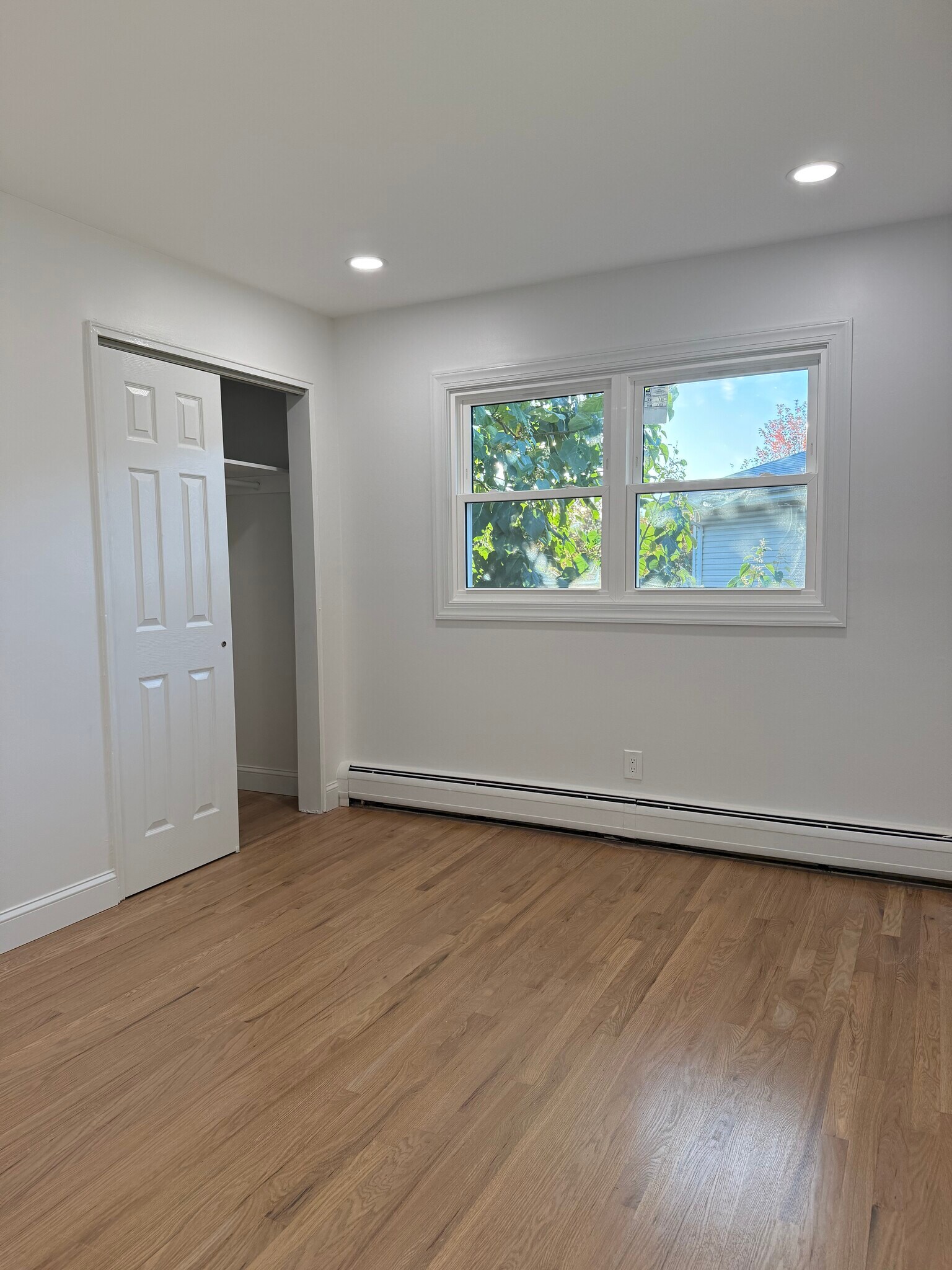 Building Photo - 6 Oak Ln
