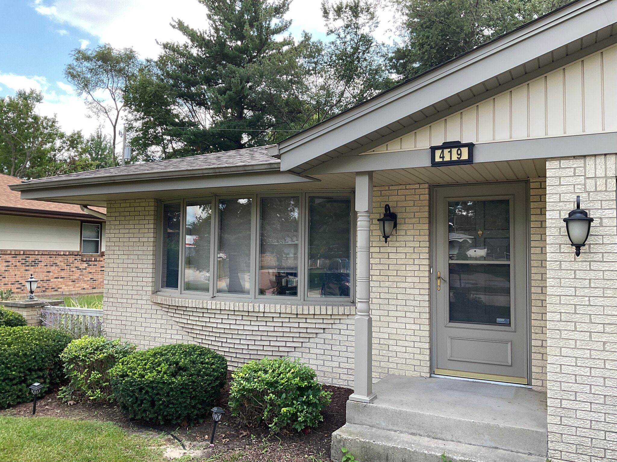 front entry/living room - 419 Peachtree Cir