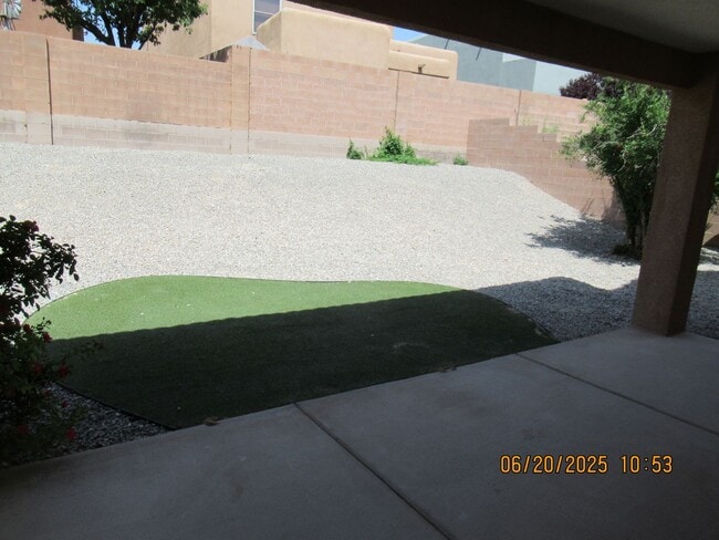 Building Photo - Massive 5Bed, 4Bath, 2Story Home Located i...