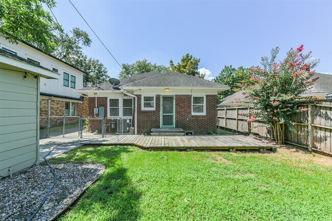 Building Photo - 931 Teetshorn St