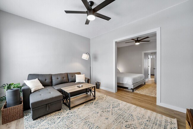 Building Photo - Remodeled 1BD, 1BA in the Highlands with Back Yard