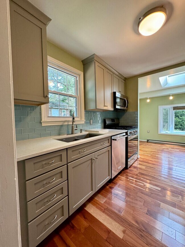 Building Photo - Quaint Cottage steps Away From VT Campus