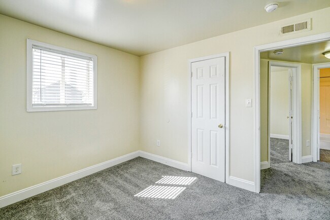 Building Photo - 2104 Phaup St