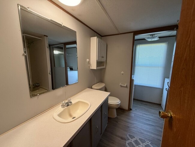 Building Photo - Move-In Ready 3 Bed, 2 Bath Home in Newton...