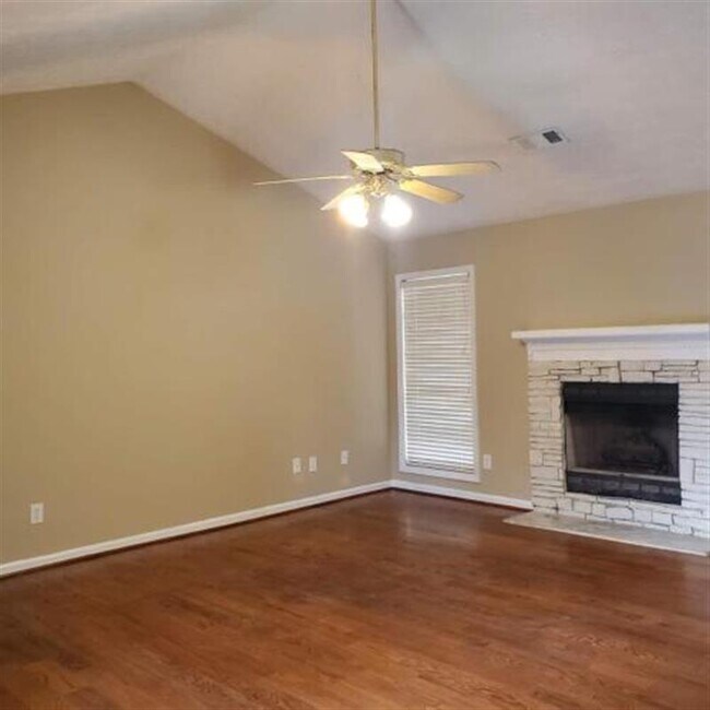 Building Photo - BEAUTIFULHOMES....