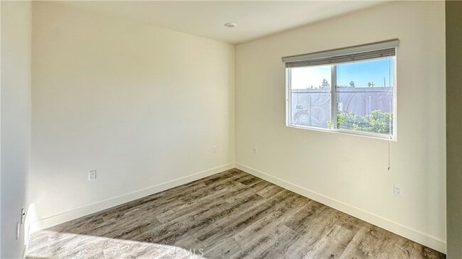 Building Photo - 14019 Vanowen St