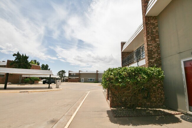 Building Photo - 2 Story Townhome on Golf Course / A Great ...