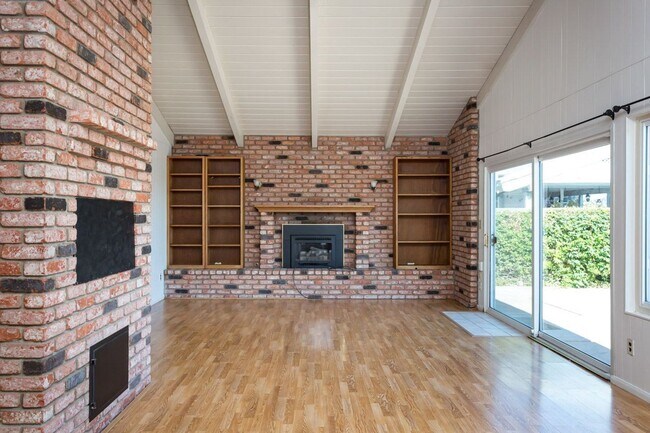 Building Photo - Large Traditional Home in La Mesa!