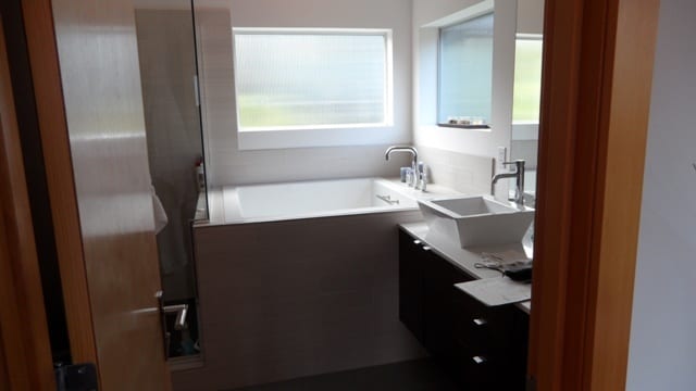 Master bath - 564C Galer St