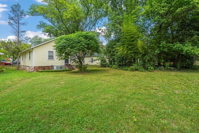 Building Photo - 910 Iredell St